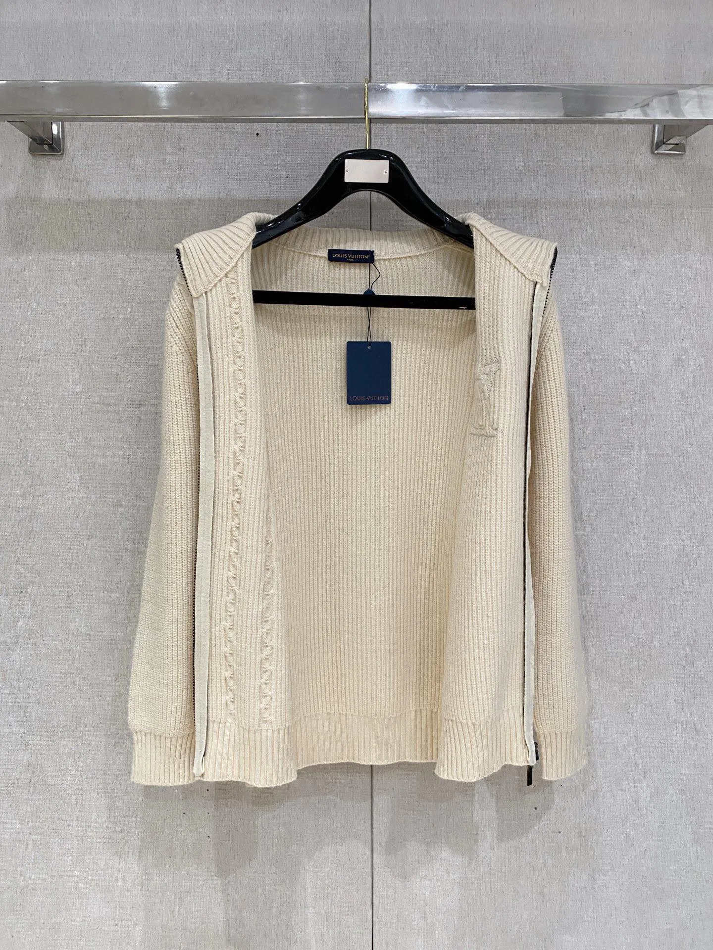🅿️540 【LV Louis Vuitton】Autumn and winter classic cardigan sweater, in full condition! ! ! Wool blended fabric, the latest model in 2025, golden ratio! ! Slim-fitting soft gold, versatile and practical item, the combination and practicality are extremely powerful, simple and elegant, and classy! To create your own style, it is highly recommended to buy it in two colors. The standard slim fit tailoring process is suitable for both young and old men. It is knitted from wool and will not cause any discomfort! While keeping warm, it is stylish, textured and wearable, and the classic logo with contrasting colors on the chest feels in place! ! Recommended for regular customers! ! Size M-3XL (maximum wear: 190 pounds)